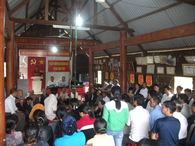 Đông đảo người dân trong buôn đến dự lễ