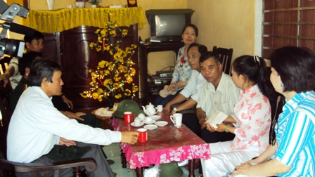 Đoàn công tác của UBND tỉnh thăm, tặng quà các hộ dân trên đảo Trường Sa.