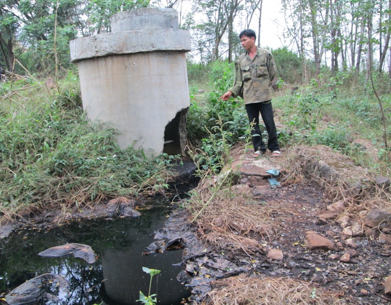 Cống xả nước thải ra từ bãi rác