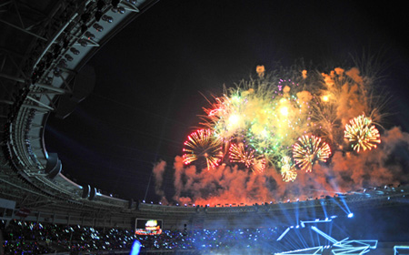 Màn bắn pháo hoa trên sân vận động Wunna Theikdi