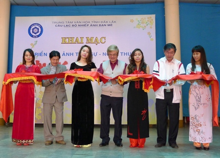 Đại diện lãnh đạo Nhà Văn hóa Trung tâm và CLB Nhiếp ảnh Ban Mê cắt băng khai mạc Triển lãm