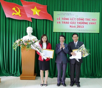 Chủ tịch Hội Văn học Nghệ thuật tặng Giấy khen các tập thể có thành tích xuất sắc trong công tác Hội