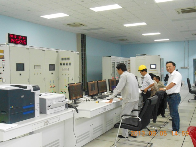 Cán bộ, công nhân kỹ thuật nhà máy vận hành Tổ máy số 1.