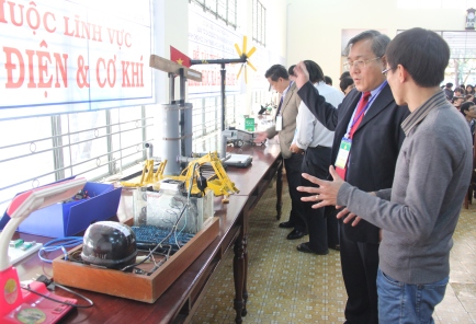 Đại biểu tham quan gian trưng bày 