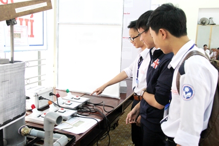 Học sinh tham quan gian hàng 