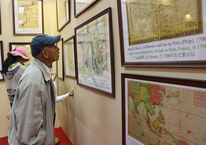 Đông đảo người cao tuổi cũng không ngại khó khăn tìm đến tham quan Triển lãm