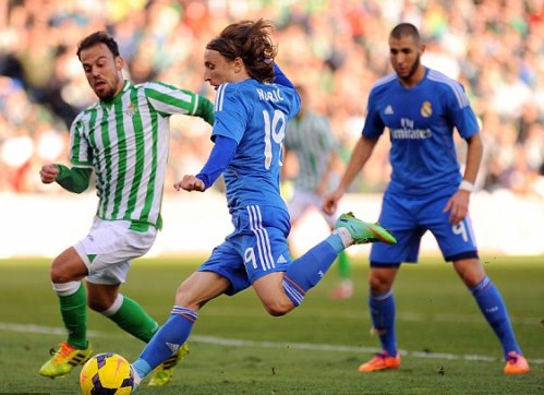 Real (áo xanh) đã có chiến thắng cần thiết để thu hẹp khoảng cách với hai đội xếp trên xuống còn 1 điểm