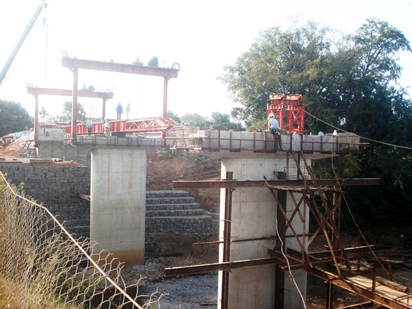 Thi công phần trụ cầu tại công trình cầu Ea Súp (huyện Ea Súp).