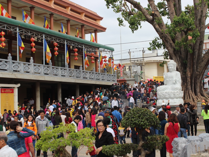 Vào sáng Mồng 1 Tết, dường như Chùa Khải Đoan đã không còn một chổ trống khi hàng nghìn lượt người đến viếng chùa đầu năm