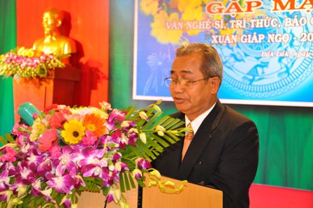 Đại diện giới văn nghệ sĩ, trí thức, báo giới phát biểu cảm tưởng tại buổi gặp mặt