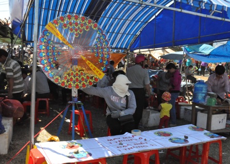 Có ít nhất 5 quầy trò chơi bầu - cua - tôm - cá hoạt động tại lễ hội