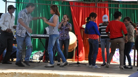 Xen giữa những lời mời chào mua vé lô tô là những màn uốn éo phản cảm trên sân khấu