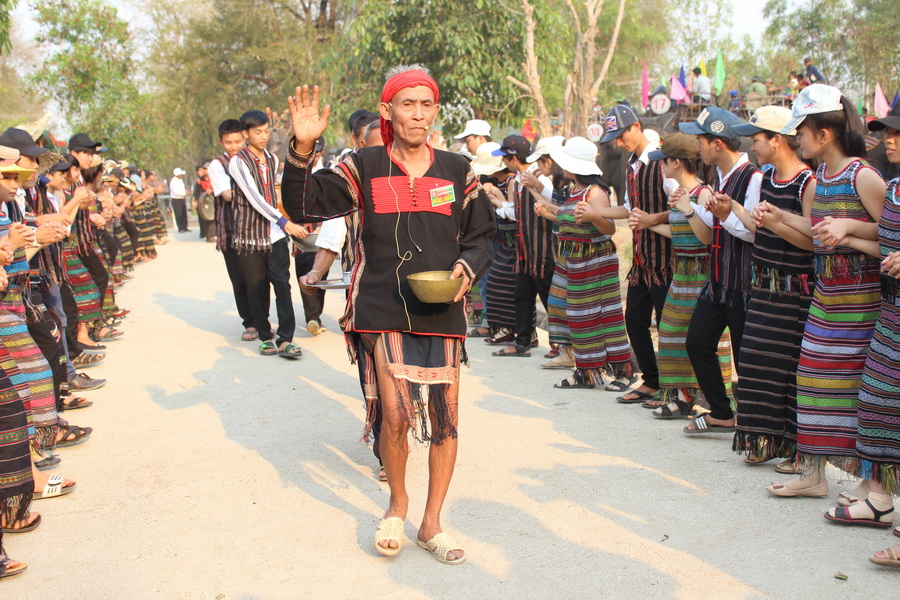 Tiếp đó là Lễ cúng sức khỏe cho voi