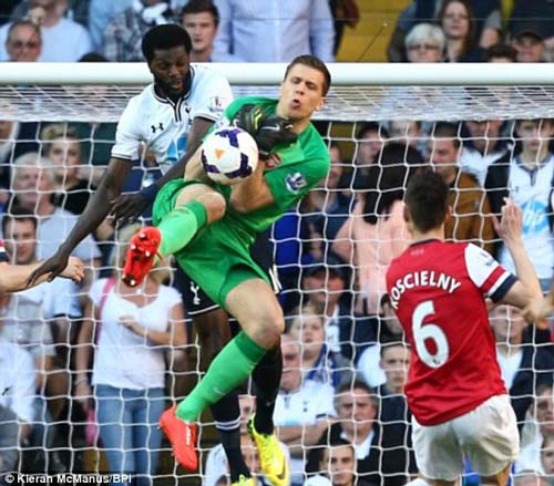 Thủ thành Szczesny mắc một vài sai lầm nhưng Arsenal vẫn đứng vững