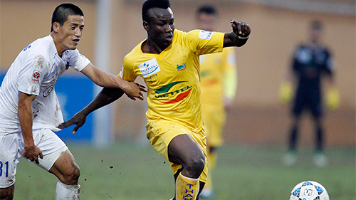 Thanh Hoá (áo vàng) đang có phong độ đáng kinh ngạc