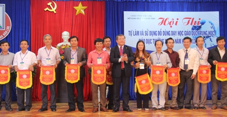 Ban tổ chức tặng Cờ lưu niệm các phòng GD-ĐT, đại diện cụm thi đua THPT, GDTX tham gia Hội thi