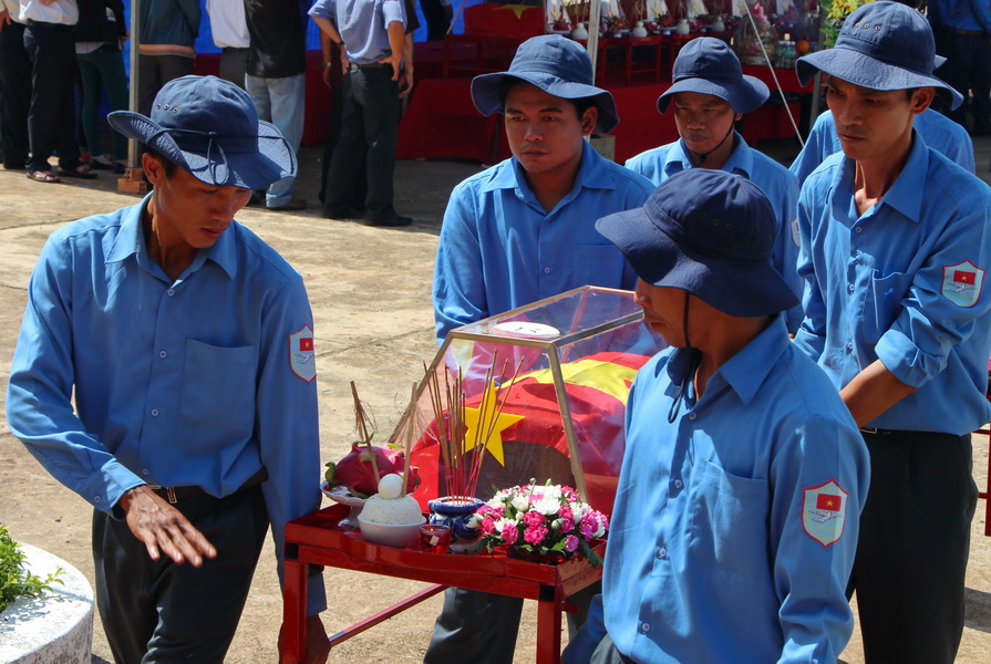 Cẩn thận từng động tác để di chuyển vào nơi quàn tại nhà quản trang