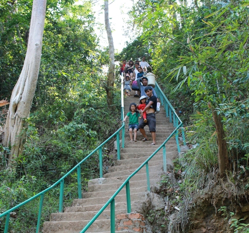 Để vào khu vực thác, du khách phải đi xuống cầu thang dốc đứng.