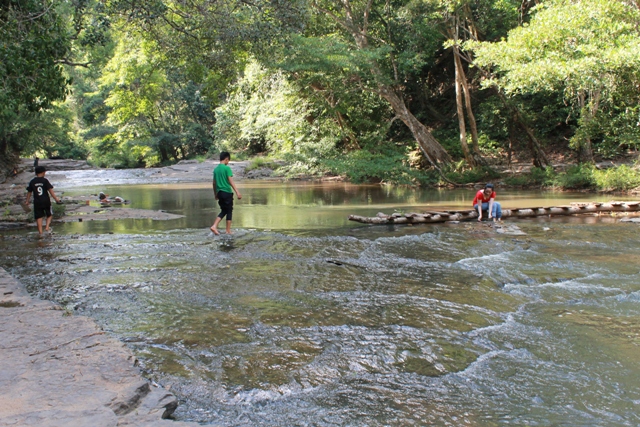Tầng thác đầu tiên độ dốc nhỏ, nước chảy êm đềm, du khách có thể đi lại dễ dàng dưới lòng thác
