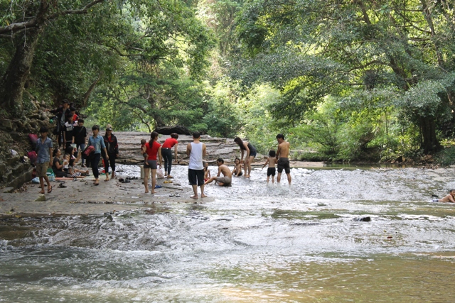 Với vẻ êm đềm, hiền hòa, tầng thác thứ nhất là nơi vui chơi, tắm táp lý tưởng đối với những gia đình có con nhỏ