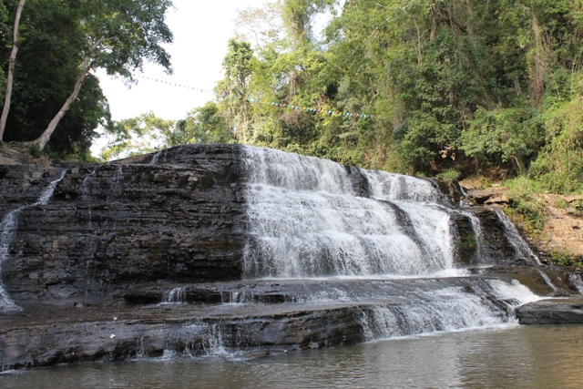 Ở tầng thác thứ ba, nước không còn hiền hòa, êm đềm mà chảy ầm ào xuống bờ đá dốc