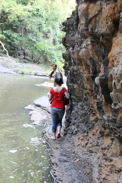 Có đoạn chỉ là lối hẹp với một bên là bờ đá, một bên là dòng suối