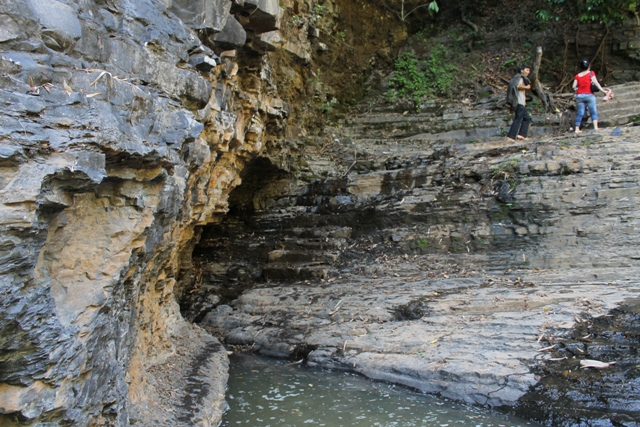 Có đoạn lại phải lội nước, leo trèo lên những bờ đá chênh vênh