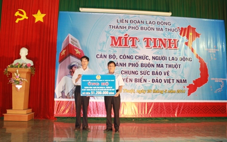 Liên đoàn lao động TP. Buôn Ma Thuột trao tiền ủng hộ Chương trình 