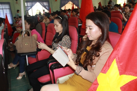 Cán bộ công nhân viên chức lao động thành phố nhắn tin ủng hộ Chương trình 