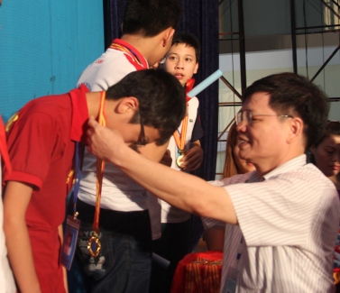 Trao huy chương các cá nhân đoạt thành tích xuất sắc