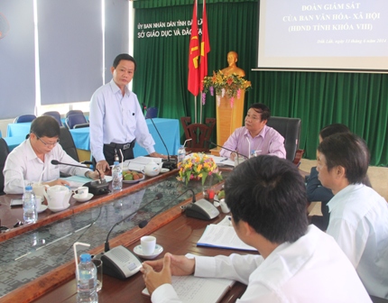 Phó Giám đốc Sở GD-ĐT Bùi Hữu Thành Cát giải đáp rõ hơn một ố vấn đề mà Đoàn quan tâm