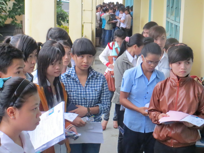 Tỷ lệ thí sinh đăng ký thi đại học, cao đẳng ngày càng tăng đồng nghĩa với việc giải quyết bài toán việc làm đặt ra cho các nhà quản lý
