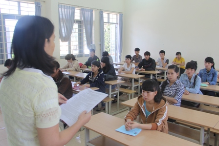 Cán bộ coi thi nhắc nhở thí sinh 