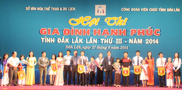 Ban tổ chức tặng Cờ lưu niệm và hoa cho các gia đình tham gia Hội thi.