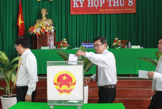 Các đại biểu bỏ phiếu bầu bổ sung chức danh Ủy viên UBND thành phố khóa X, nhiệm kỳ 2011-2016