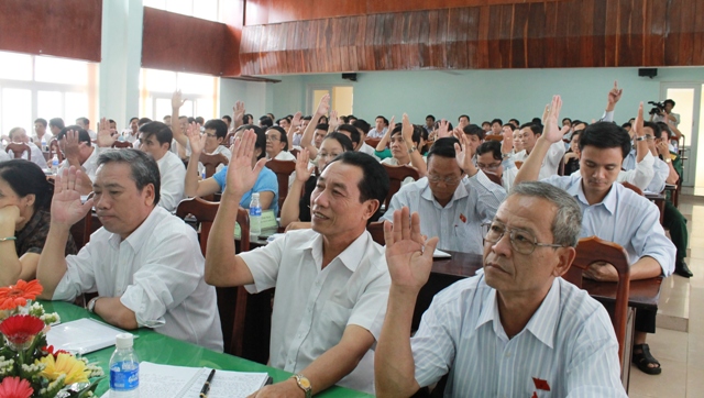 Các đại biểu biểu quyết thông qua các Nghị quyết tại kỳ họp