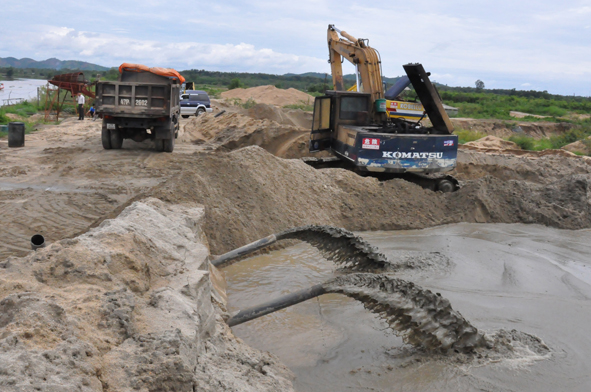 Bãi tập kết cát của DN tư nhân Đức Tài vẫn hoạt động tấp nập dù không có giấy phép.