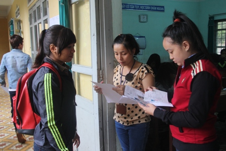 Thí sinh làm thủ tục vào phòng thi