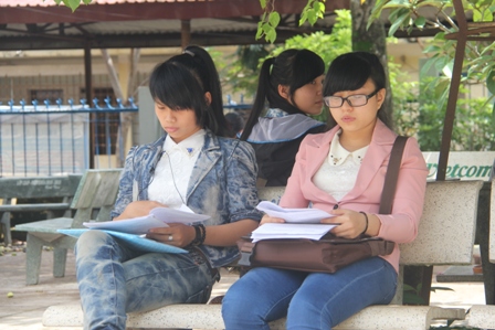 Vừa ra khỏi phòng thi, hai thí sinh Nguyễn Thị Phú và Trần Thị Kim Phượng (tại điểm thi Trường THPT Chuyên Nguyễn Du) tranh thủ ôn bài cho môn thi buổii chiều