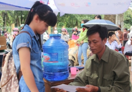 Hồ hởi khoe với bố kết quả bài làm