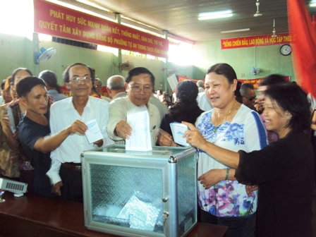 Các đại biểu vận động quyên góp ủng hộ cán bộ, chiến sĩ đang làm nhiệm vụ bảo vệ biển đảo Tổ quốc.