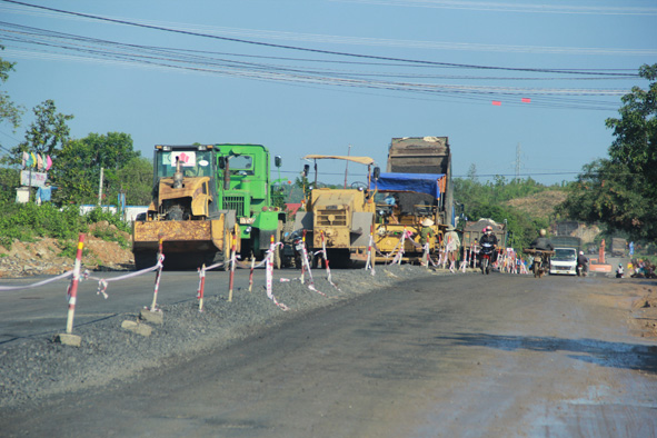 Các nhà thầu tập kết máy móc, dừng thi công công trình  làm ảnh hưởng nghiêm trọng đến tiến độ Dự án.