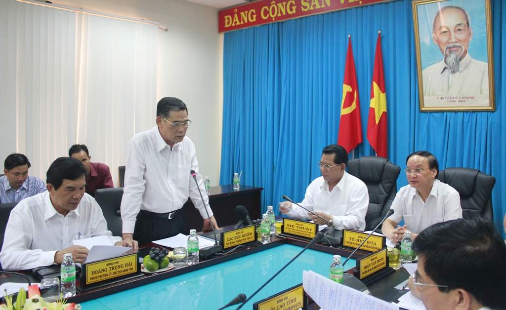 Đồng chí Cao Đức Khiêm báo cáo với đoàn công tác về công tác xây dựng đảng và tổ chức cán bộ