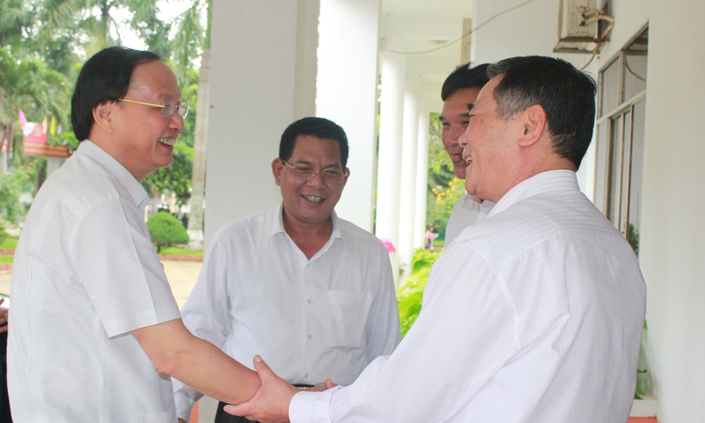 Đồng chí Tô Huy Rứa trao đổi với các đồng chí lãnh đạo tỉnh