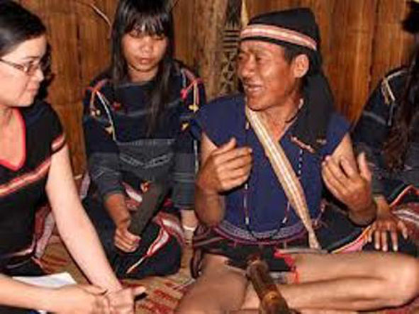 Nghệ nhân người M’nông ở xã Trường Xuân - huyện Dak Song - Dak Nông đang Ot N’rông cho con cháu mình nghe.