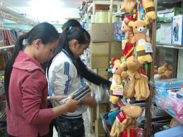 Phụ huynh và học sinh chọn mua đồ dùng, dụng cụ học tập  chuẩn bị cho năm học mới.