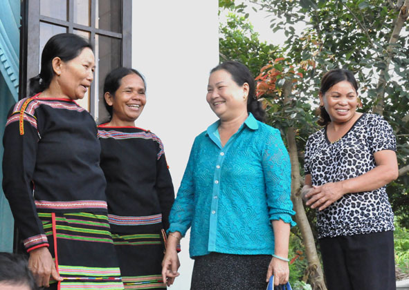 Bà con xã Ea Tiêu trao đổi về đời sống, sản xuất với lãnh đạo huyện. Ảnh: G.N