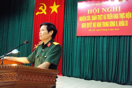 Đại tá Nguyễn Đức Hải, Phó Chủ nhiệm Chính trị Bộ Chỉ huy Quân sự tỉnh trình bày các chuyên đề tại Hội nghị.