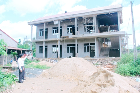 Nha hiệu bộ Trường Tiểu học Nơ Trang Lơng (huyện Kr ông Pak) đang được gấp rút hoàn thành để đưa vào sử dụng