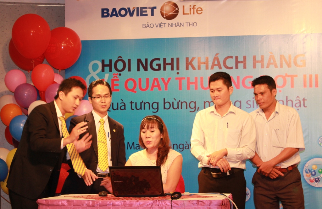 Đại diện khách hàng tham gia quay số